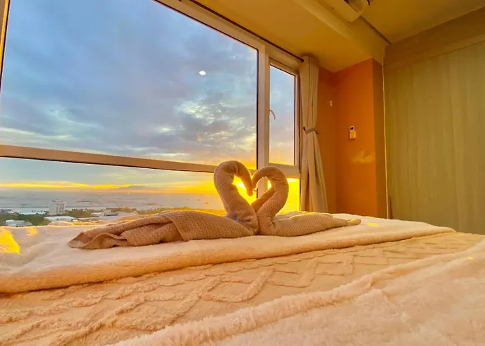 Stunning View Staycation Near Moa Picc World Trade Center Airport Luneta Park Ocean Park Qurino Grandstand